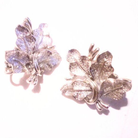 Vintage Sarah Coventry Silvery Leaf Clip Earrings - Picture 3 of 3